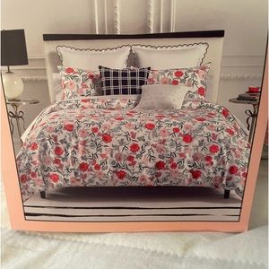 Stunning  King size Duvet Cover with 2 King shams.  Kate Spade. “Blossom”